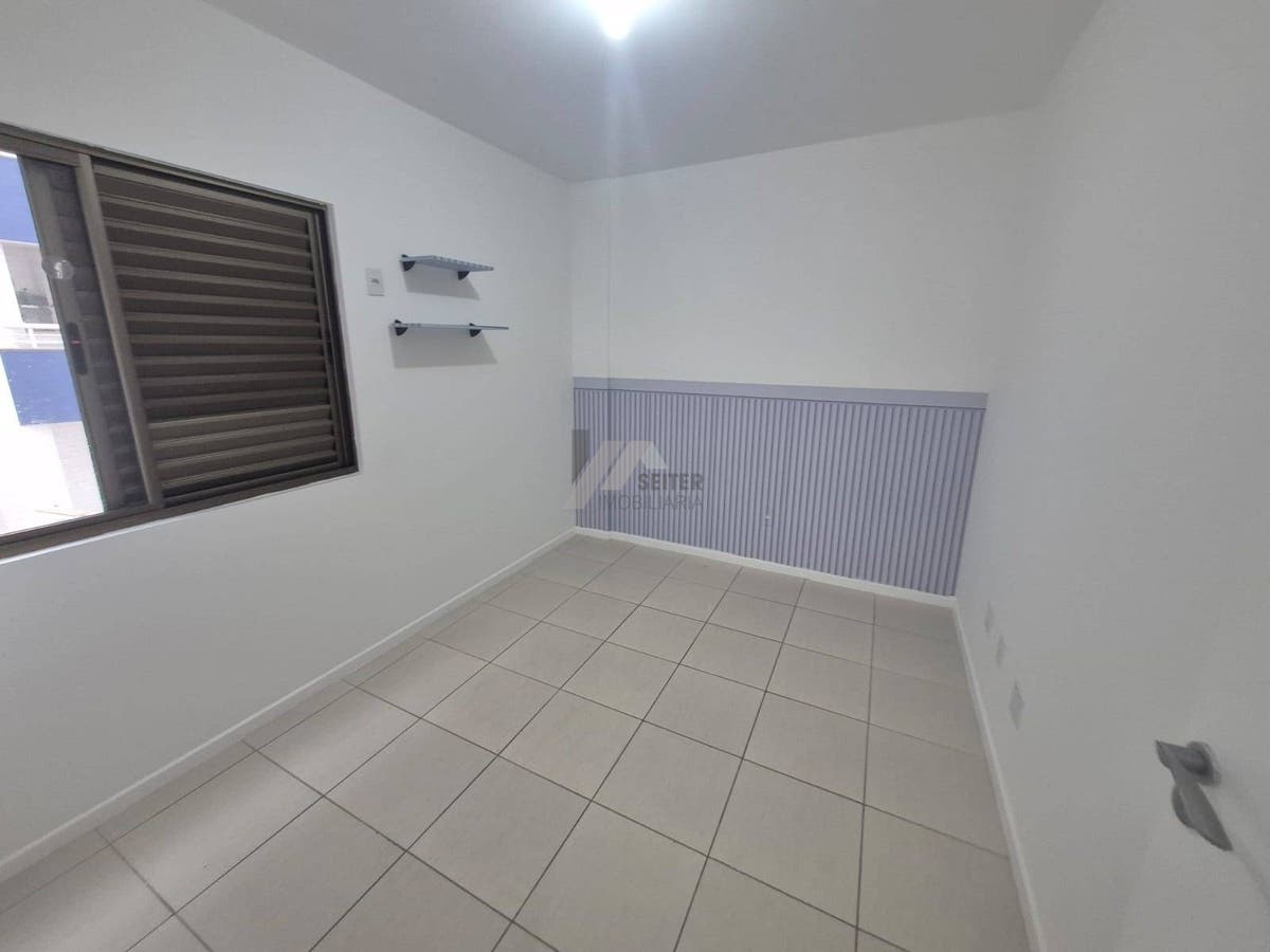 Apartamento Semi Mobiliado de 2 Dormitorios com Suite no Itacorubi
