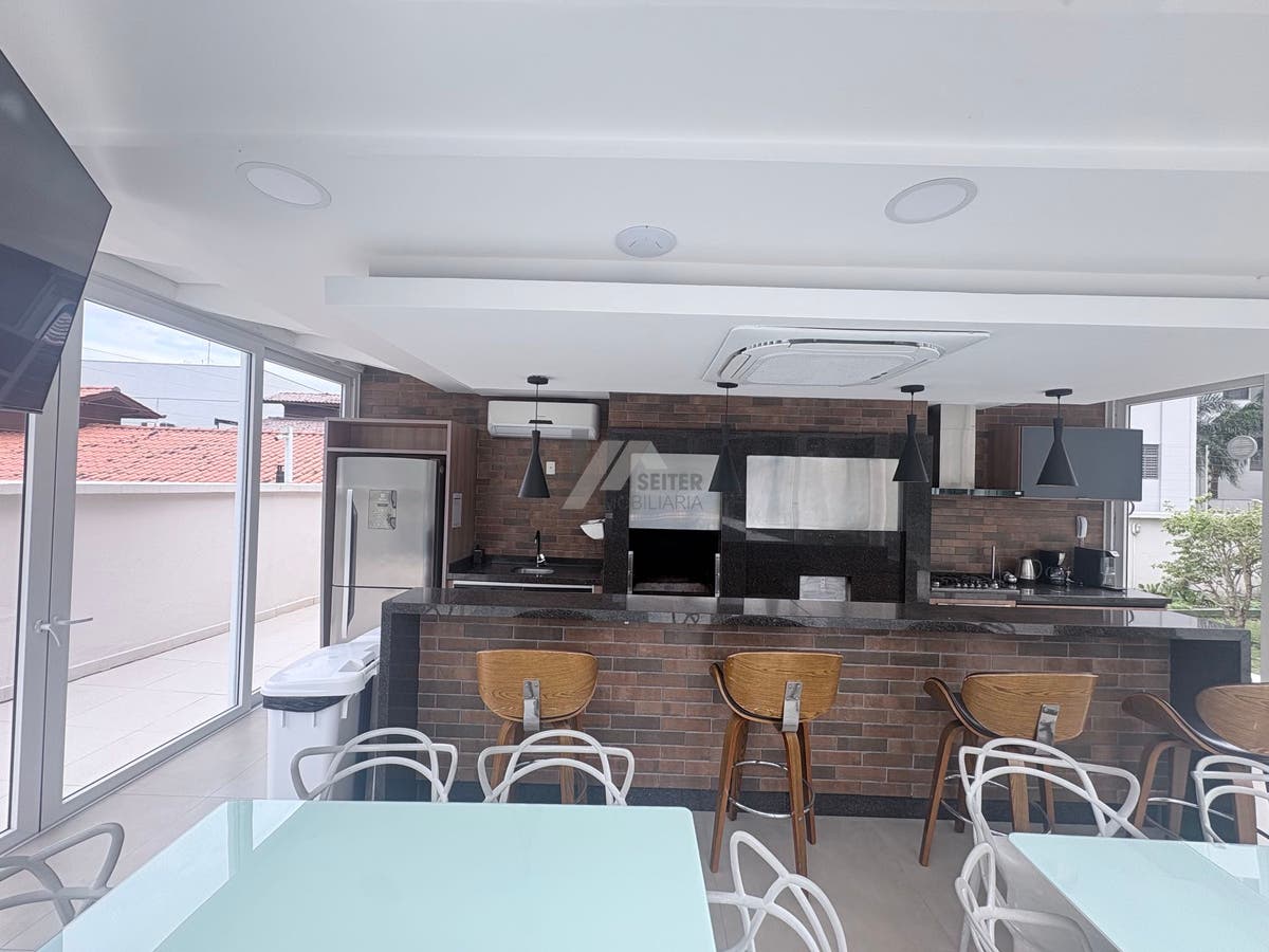 Apartamento mobiliado de 4 dormitorios sendo 2 suites com 3 vagas de garagem a venda Itacorubi