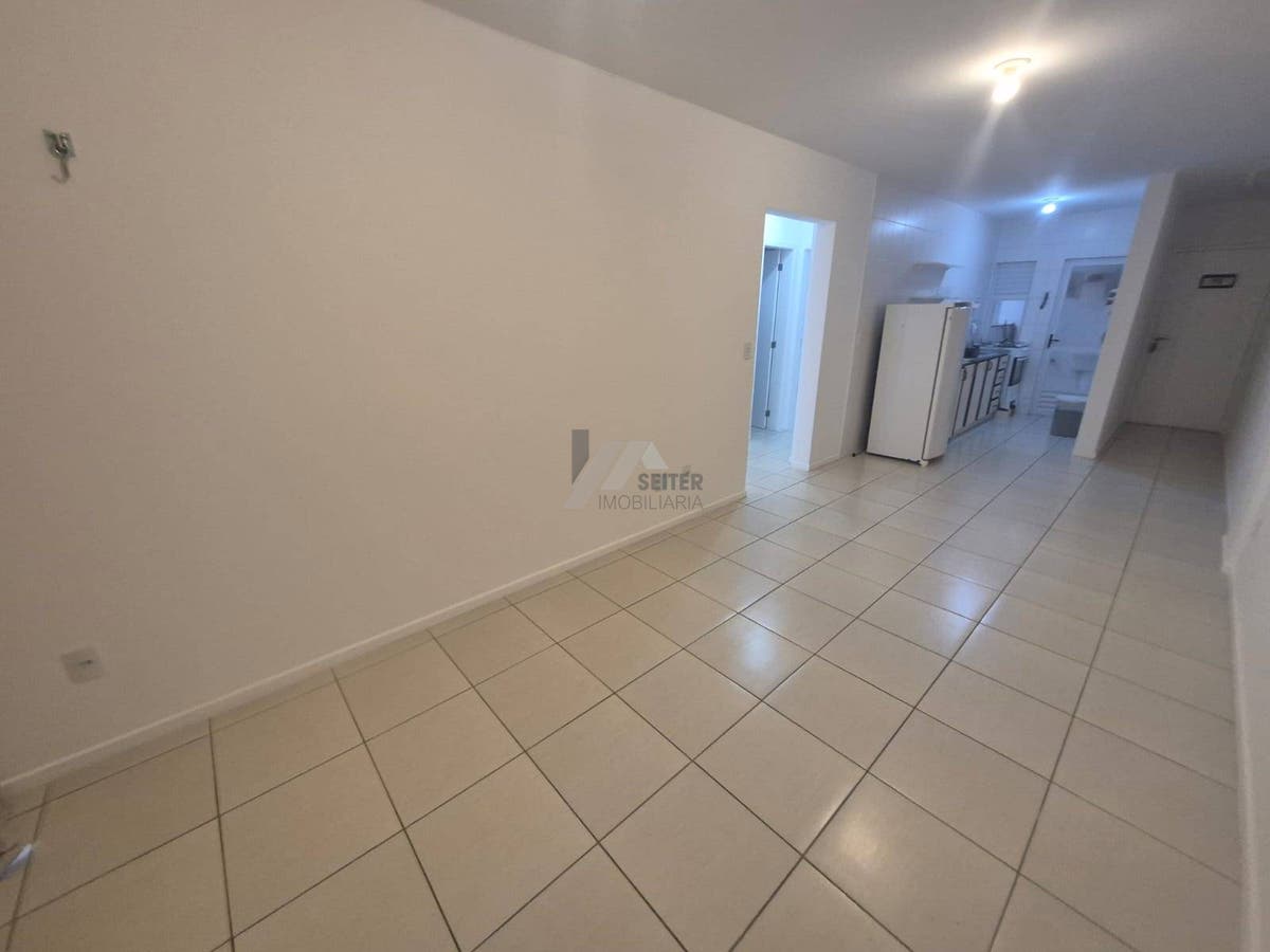 Apartamento Semi Mobiliado de 2 Dormitorios com Suite no Itacorubi