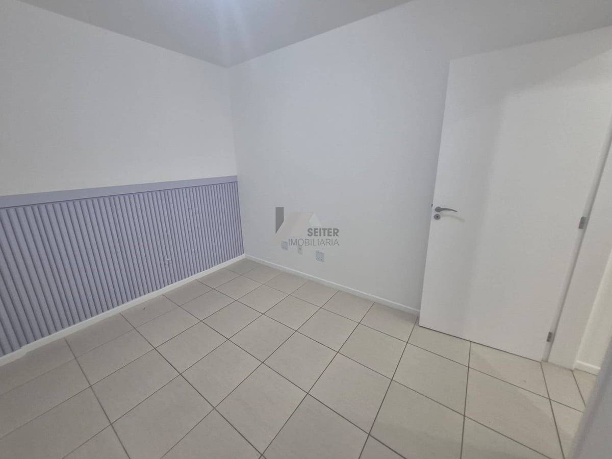 Apartamento Semi Mobiliado de 2 Dormitorios com Suite no Itacorubi