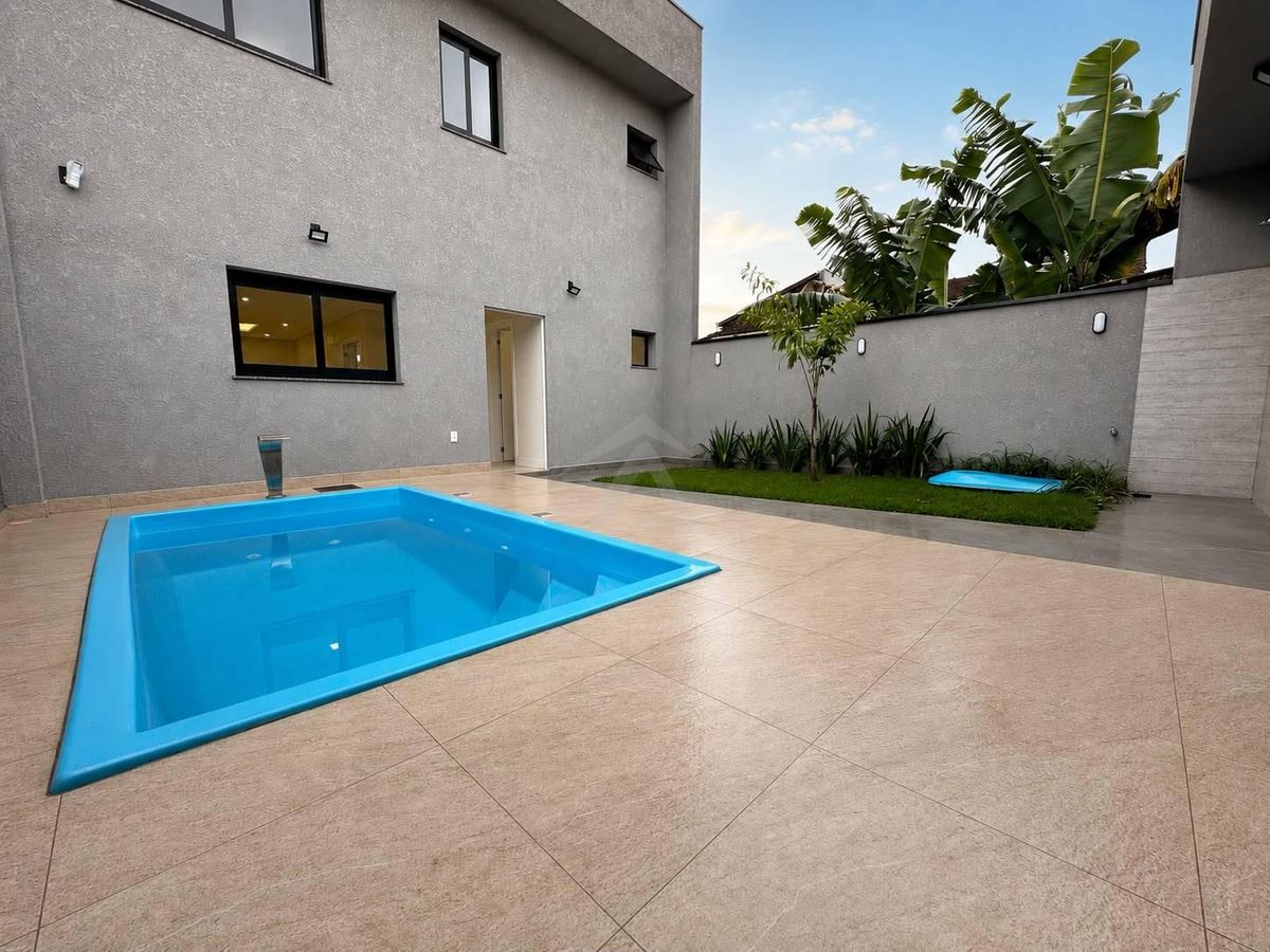Sobrado com piscina, 180m metros mar, bal itapoa