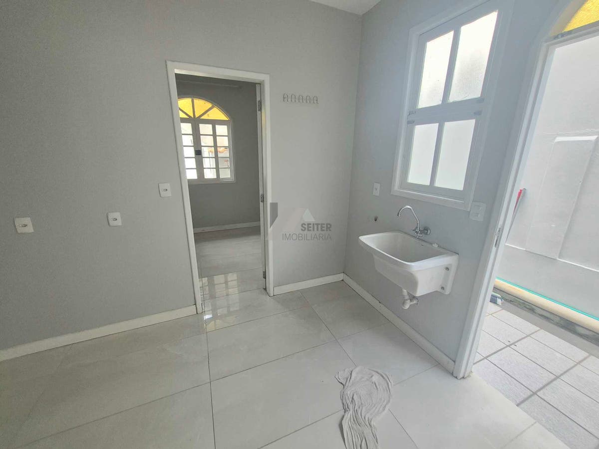 Casa de 4 quartos para alugar no Santa Monica Florianopolis