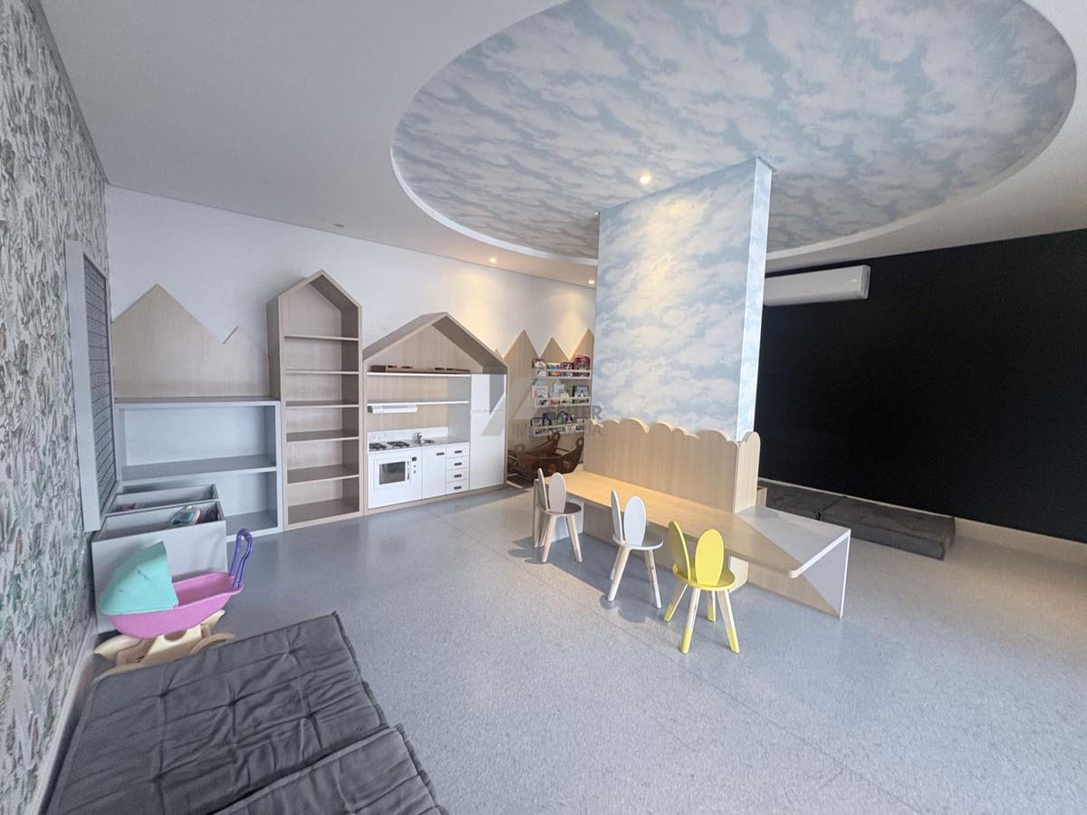 Apartamento mobiliado de 4 dormitorios sendo 2 suites com 3 vagas de garagem a venda Itacorubi