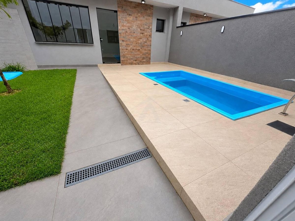 Sobrado com piscina, 180m metros mar, bal itapoa