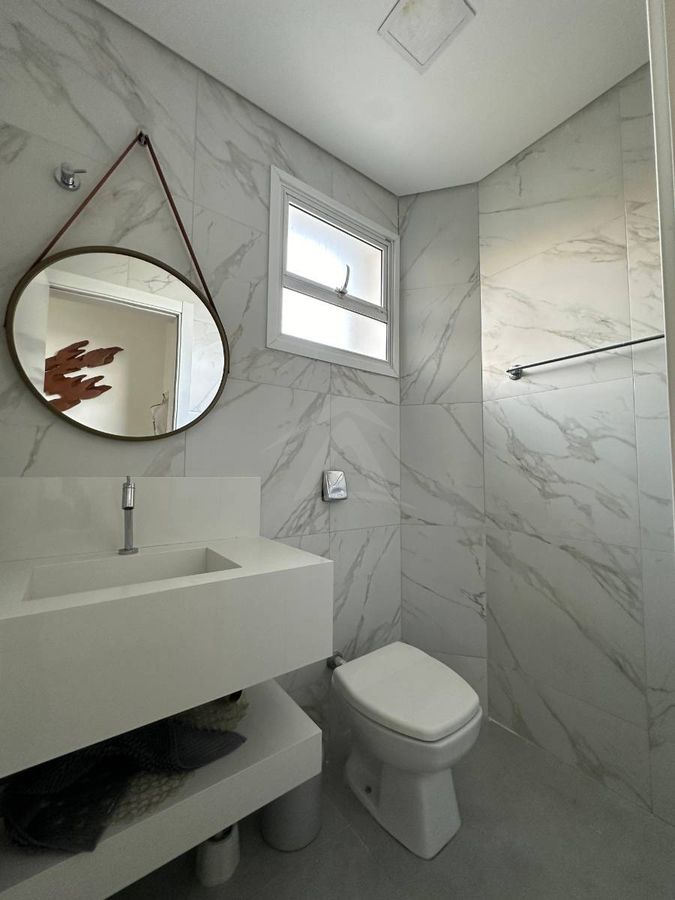 Sobrado quadra mar, com 3 quartos sendo 1 suite, cambijú