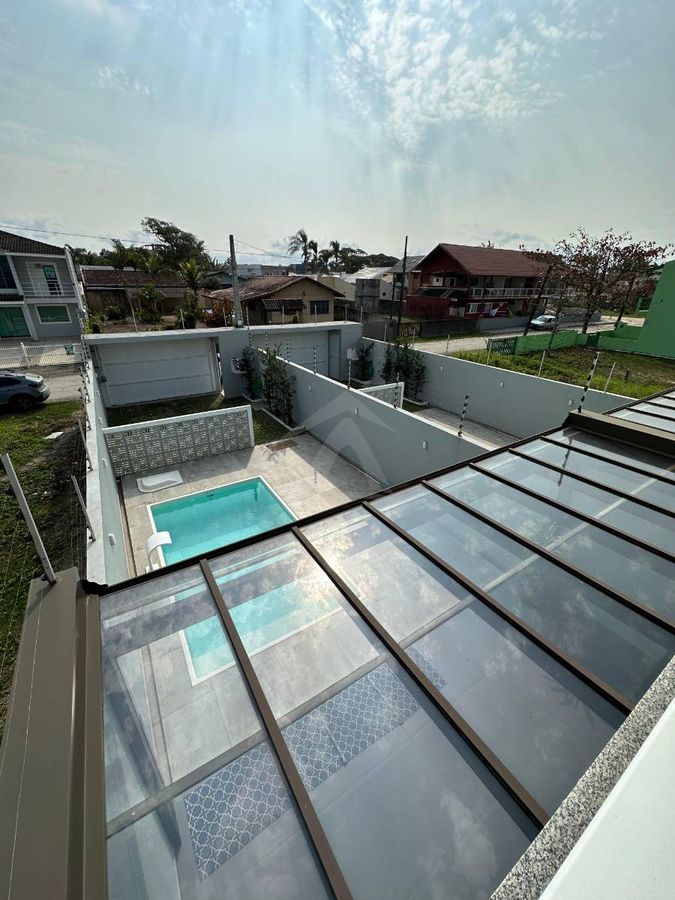 Sobrado quadra mar, com 3 quartos sendo 1 suite, cambijú