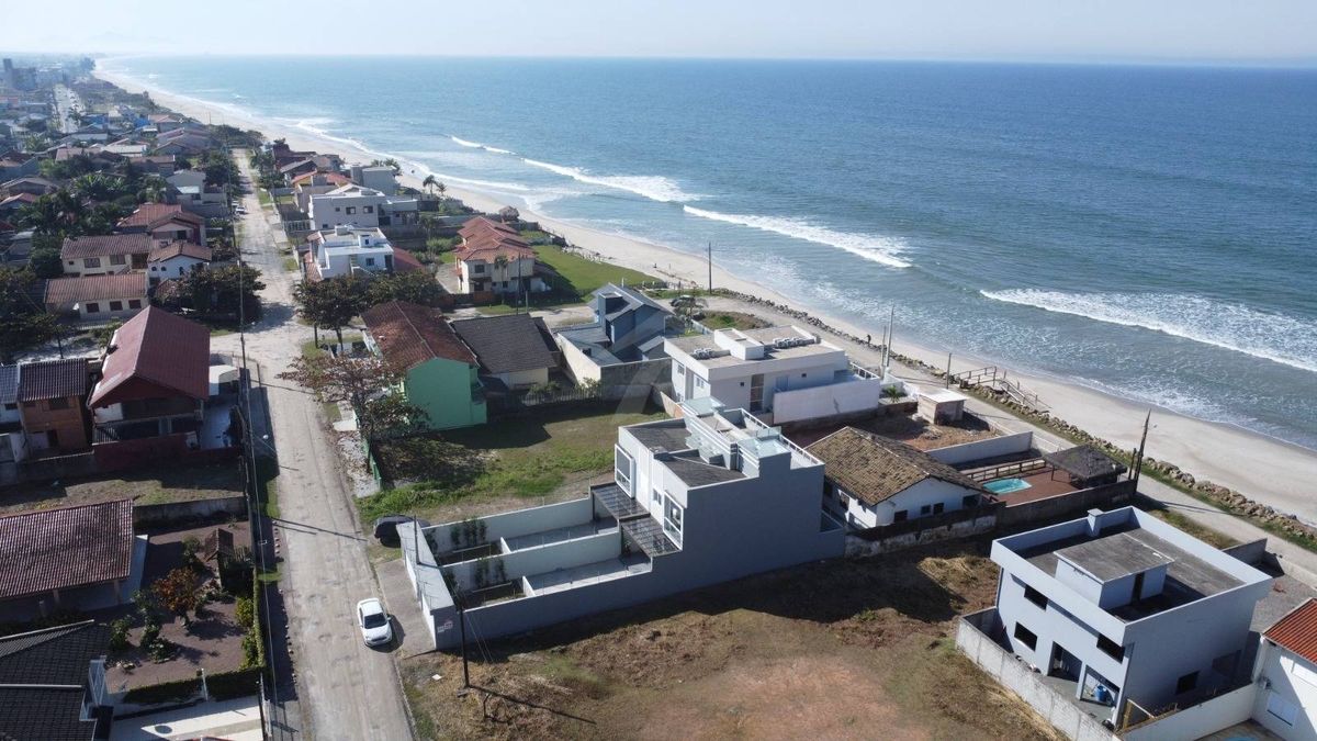Sobrado quadra mar, com 3 quartos sendo 1 suite, cambijú