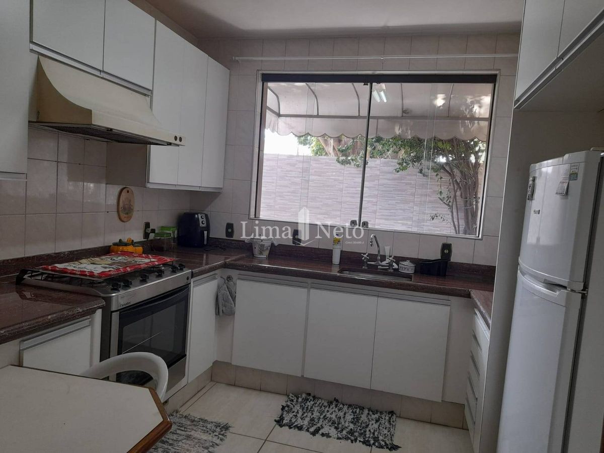 Casa sobrado, 234 m2, 3 dorms ( 1 suíte com closet ) 4 vagas