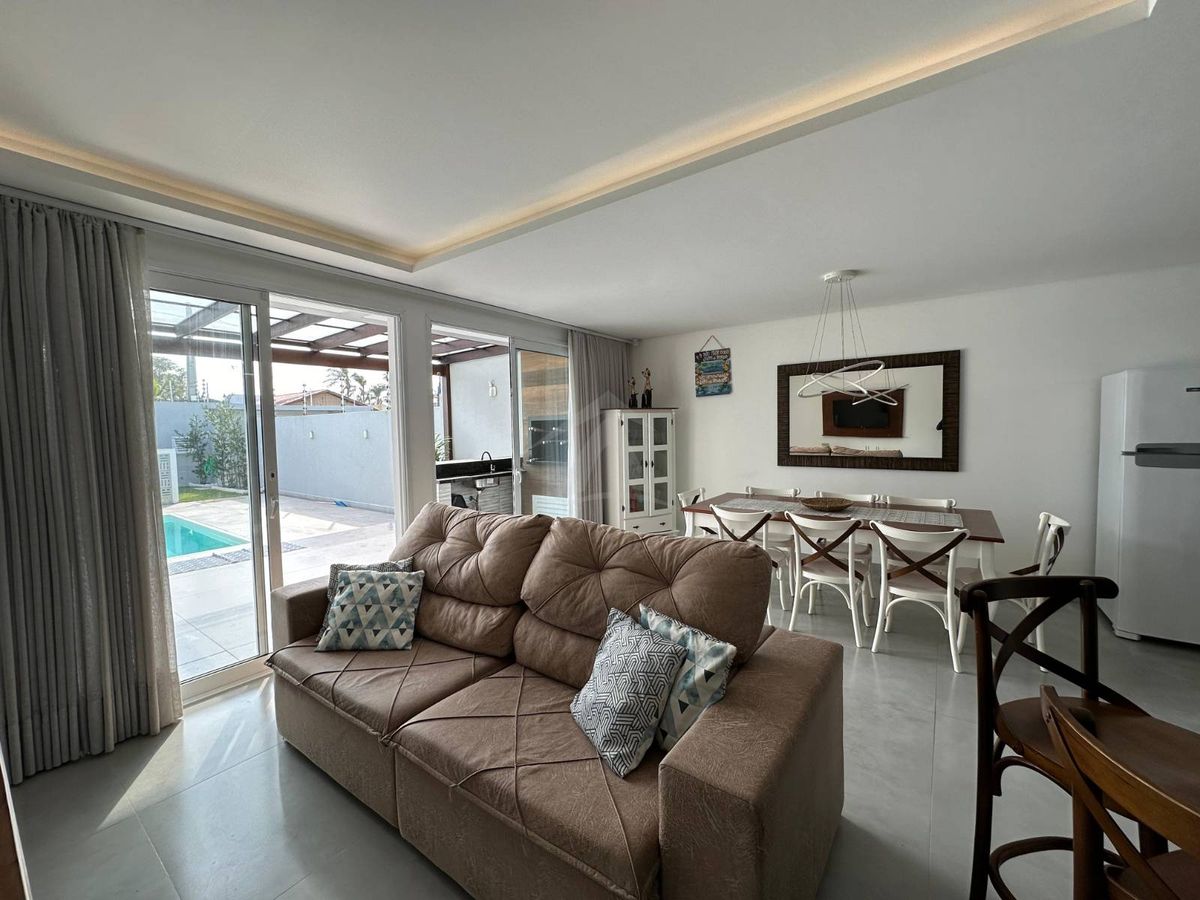 Sobrado quadra mar, com 3 quartos sendo 1 suite, cambijú