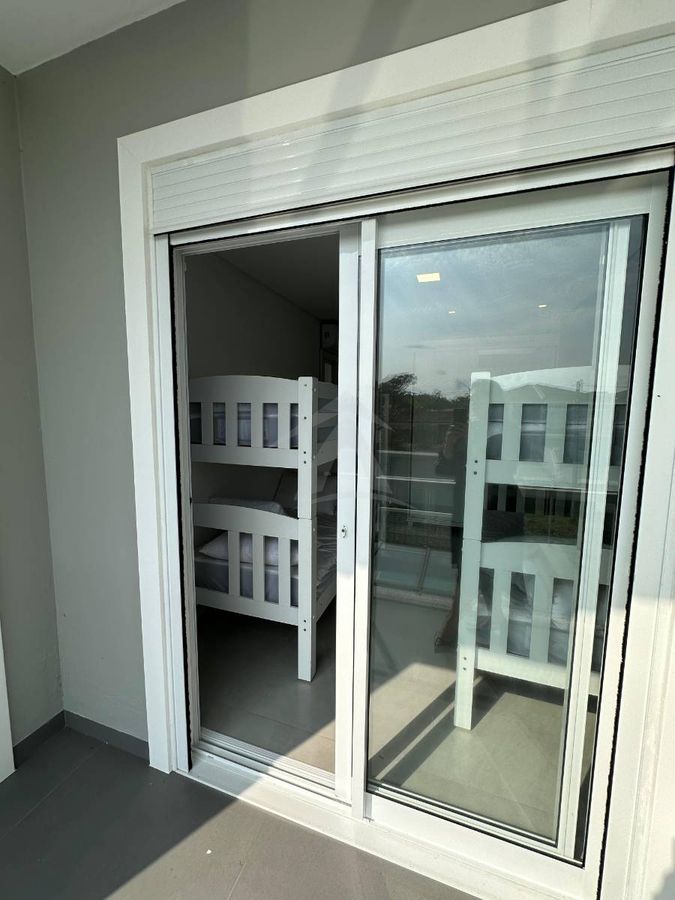 Sobrado quadra mar, com 3 quartos sendo 1 suite, cambijú