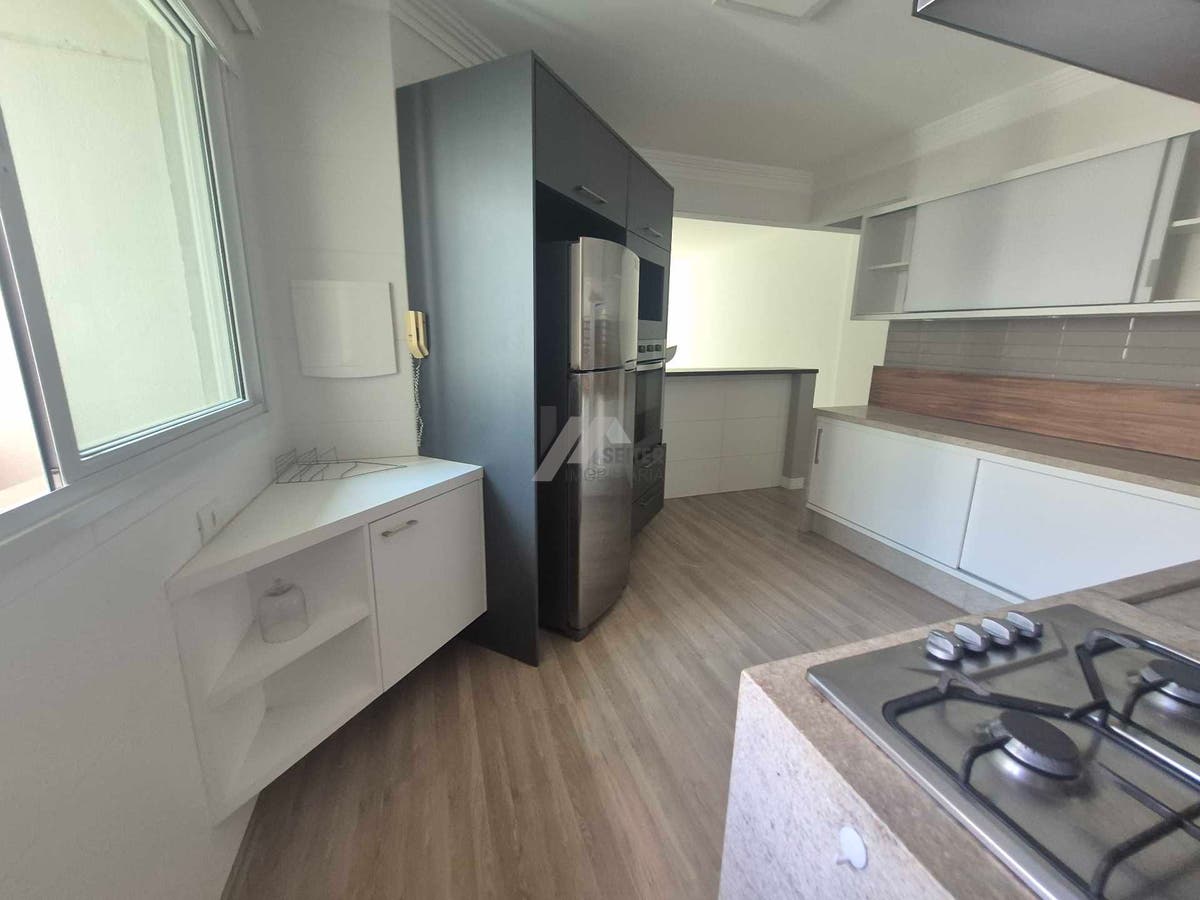 Apartamento alto padrão de 4 dormitorios sacada com churrasqueira e 2 vagas para locação no Itacorubi
