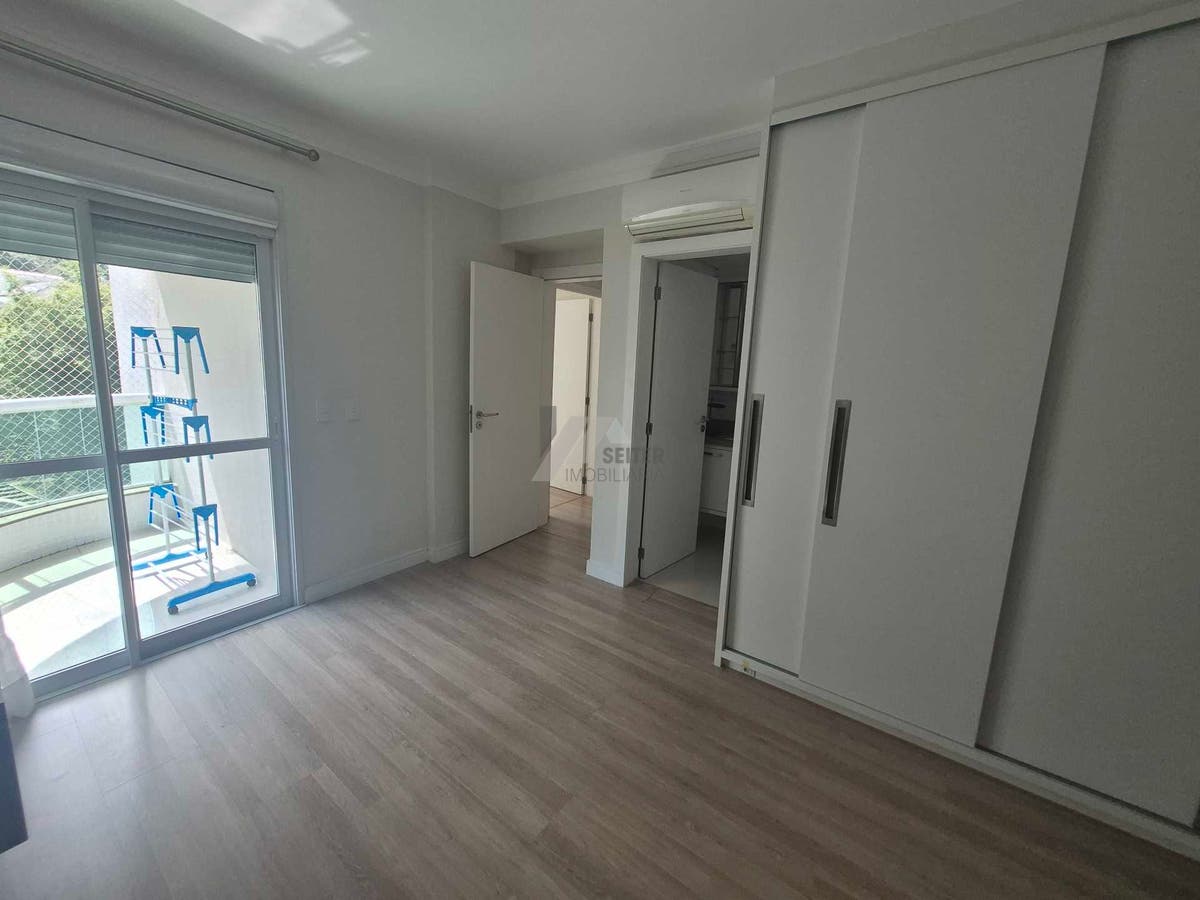 Apartamento alto padrão de 4 dormitorios sacada com churrasqueira e 2 vagas para locação no Itacorubi