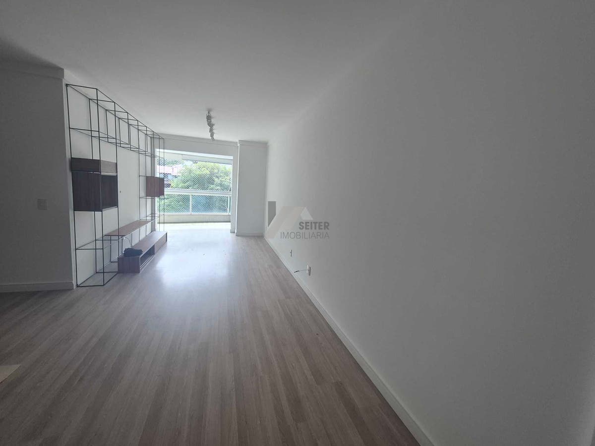 Apartamento alto padrão de 4 dormitorios sacada com churrasqueira e 2 vagas para locação no Itacorubi