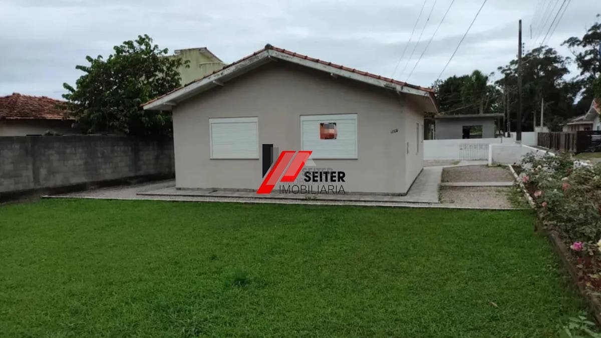 Casa térrea de esquina com amplo terreno na Armação, próxima à praia, Florianópolis