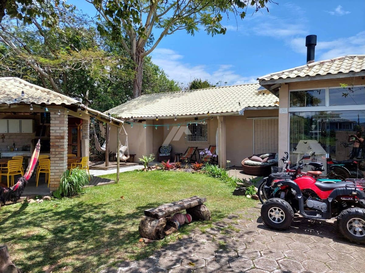 Casa 3 dormitórios com suite a venda Praia da Daniela Florianopolis