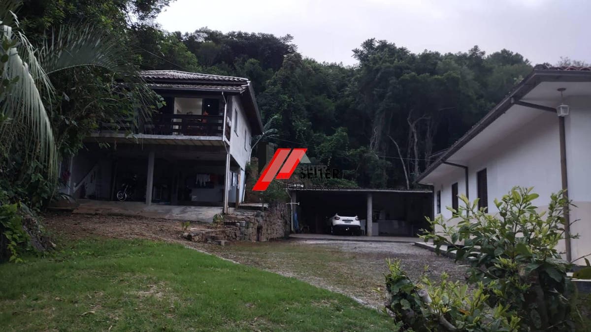 Casa à Venda em Florianópolis-SC Bairro Monte Verde com 7 Quartos