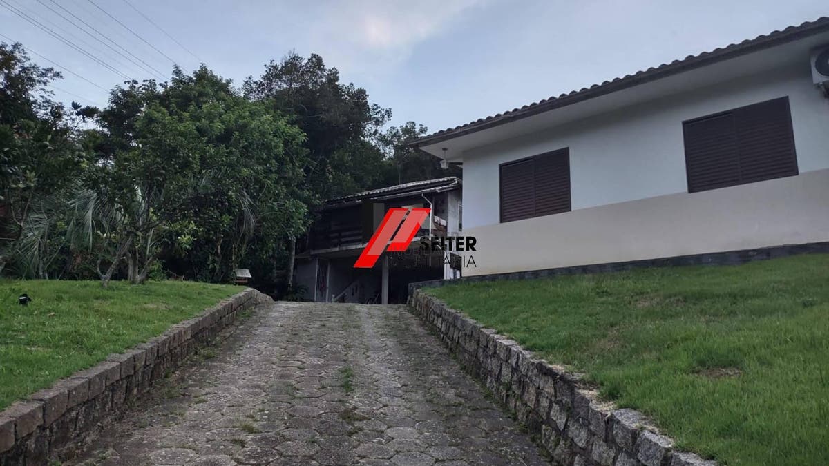Casa à Venda em Florianópolis-SC Bairro Monte Verde com 7 Quartos