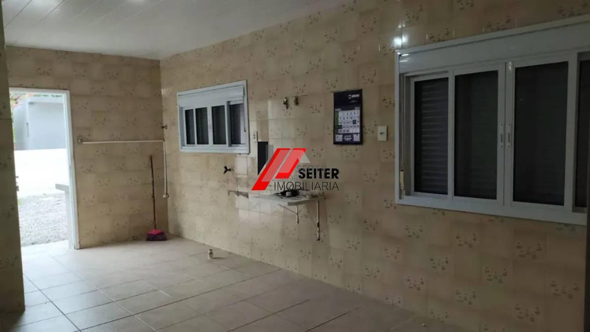 Casa térrea de esquina com amplo terreno na Armação, próxima à praia, Florianópolis