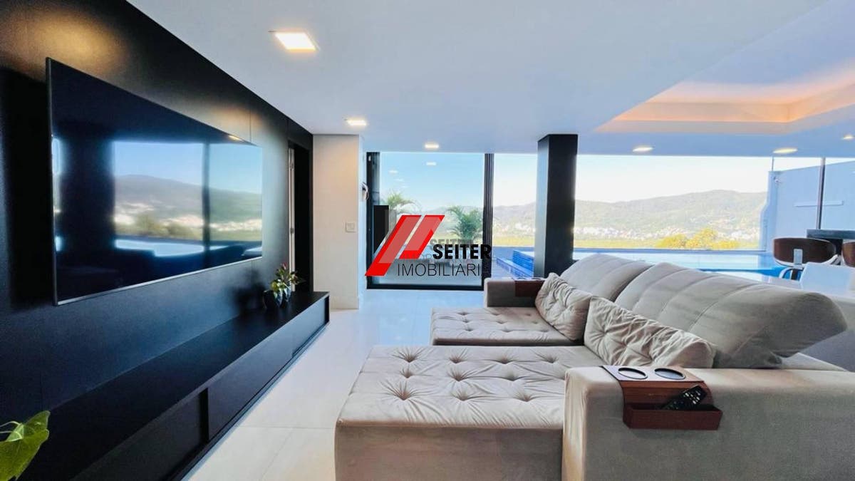 Casa com 4 quartos a venda, 285,77 de área construída Trindade