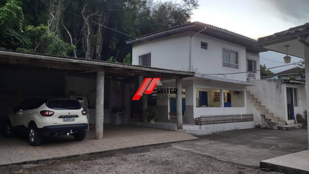 Casa à Venda em Florianópolis-SC Bairro Monte Verde com 7 Quartos