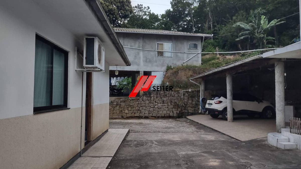 Casa à Venda em Florianópolis-SC Bairro Monte Verde com 7 Quartos