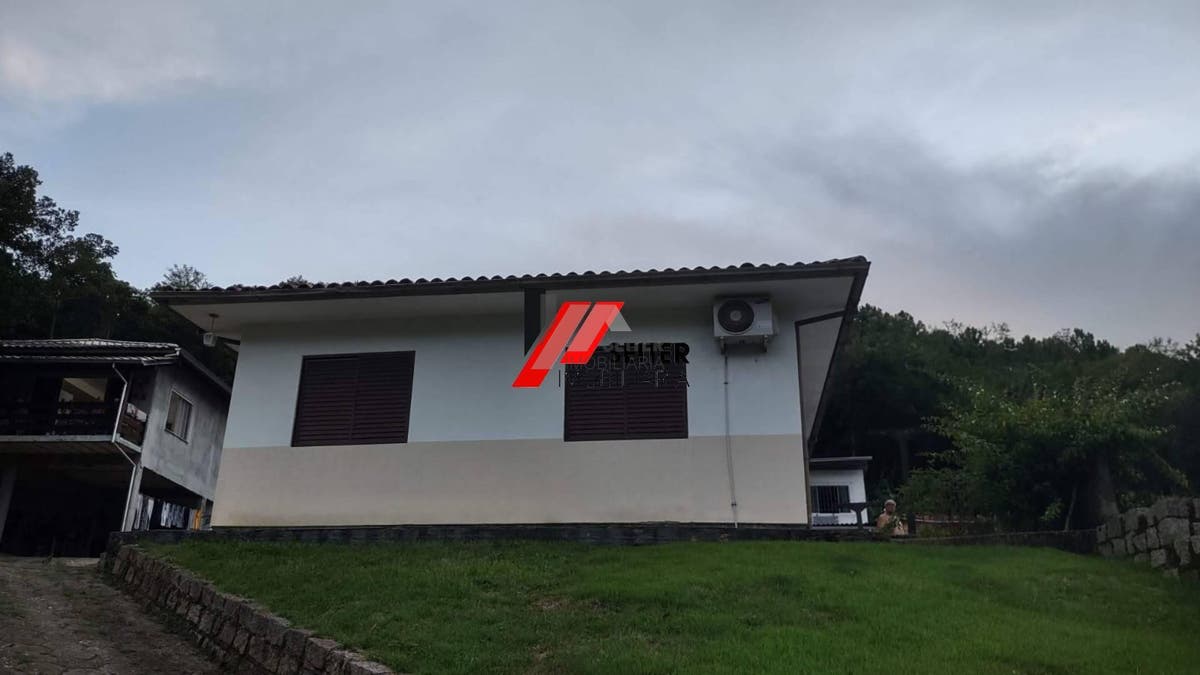 Casa à Venda em Florianópolis-SC Bairro Monte Verde com 7 Quartos