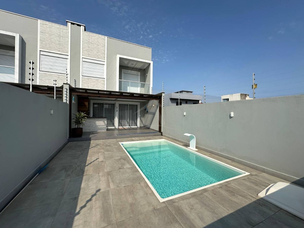Sobrado quadra mar, com 3 quartos sendo 1 suite, cambijú