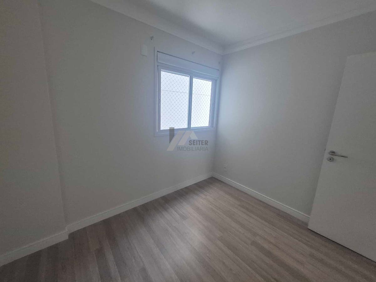 Apartamento alto padrão de 4 dormitorios sacada com churrasqueira e 2 vagas para locação no Itacorubi
