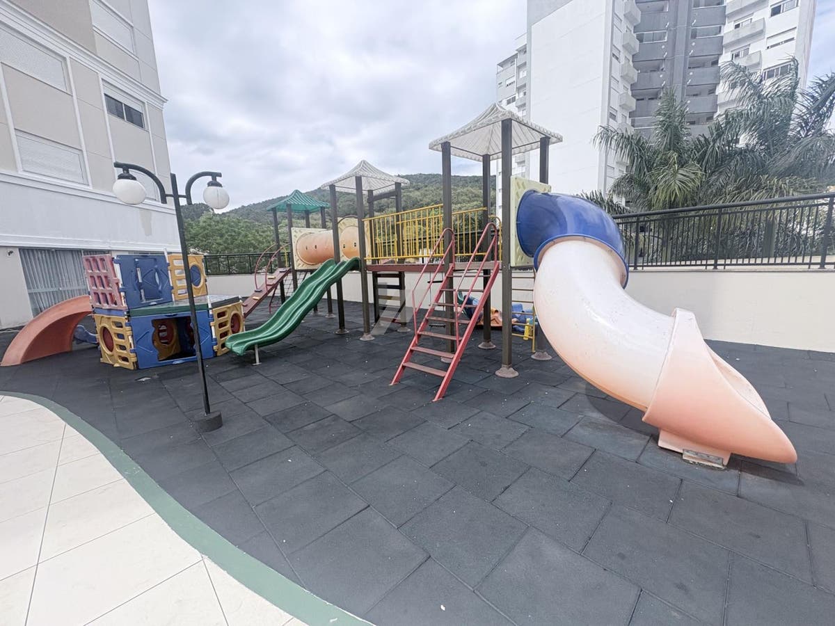Apartamento mobiliado de 4 dormitorios sendo 2 suites com 3 vagas de garagem a venda Itacorubi