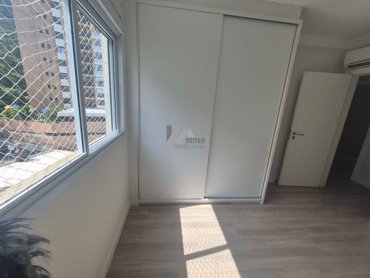 Apartamento alto padrão de 4 dormitorios sacada com churrasqueira e 2 vagas para locação no Itacorubi
