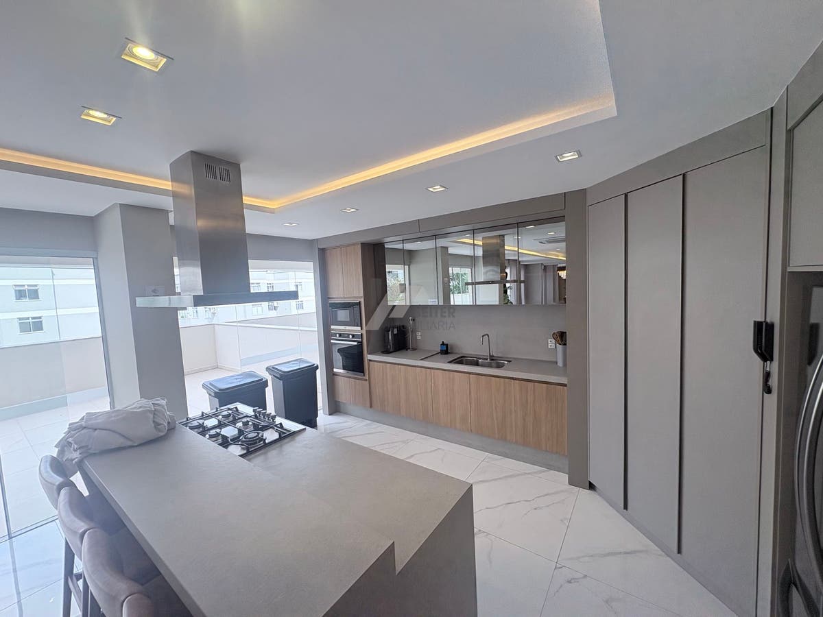 Apartamento mobiliado de 4 dormitorios sendo 2 suites com 3 vagas de garagem a venda Itacorubi