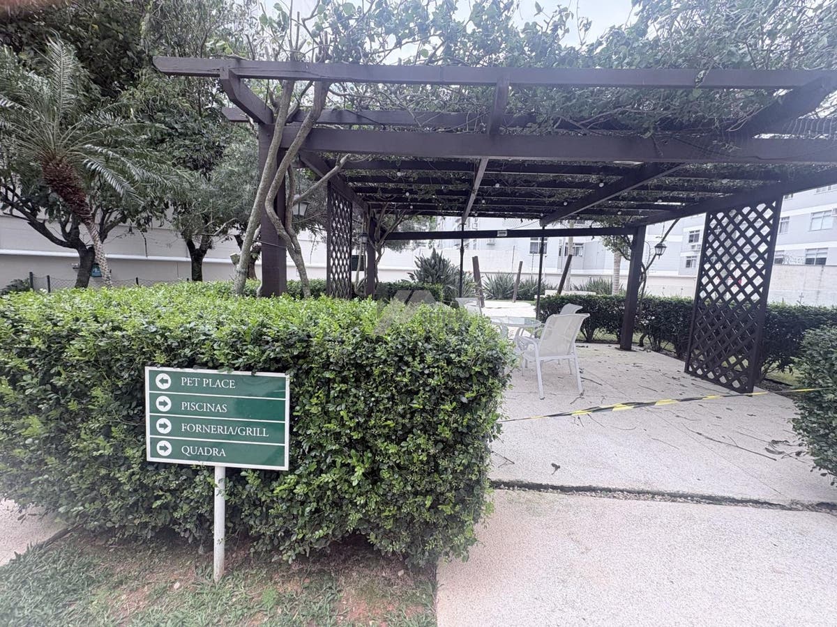 Apartamento mobiliado de 4 dormitorios sendo 2 suites com 3 vagas de garagem a venda Itacorubi