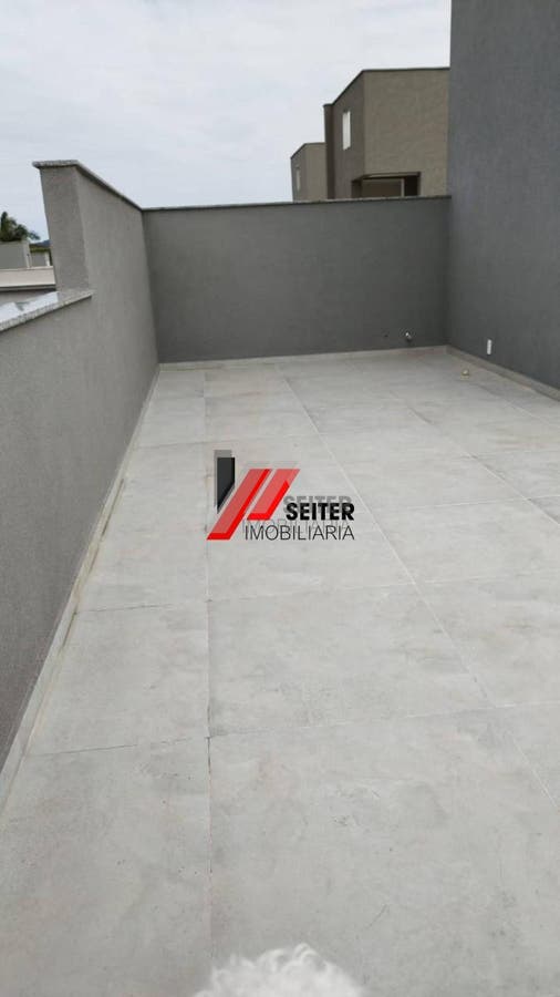 Casa à venda em Florianópolis-SC, bairro Campeche: 3 quartos, 2 suítes, 3 salas, 3 banheiros, 1 vaga de garagem, 182m² de área.