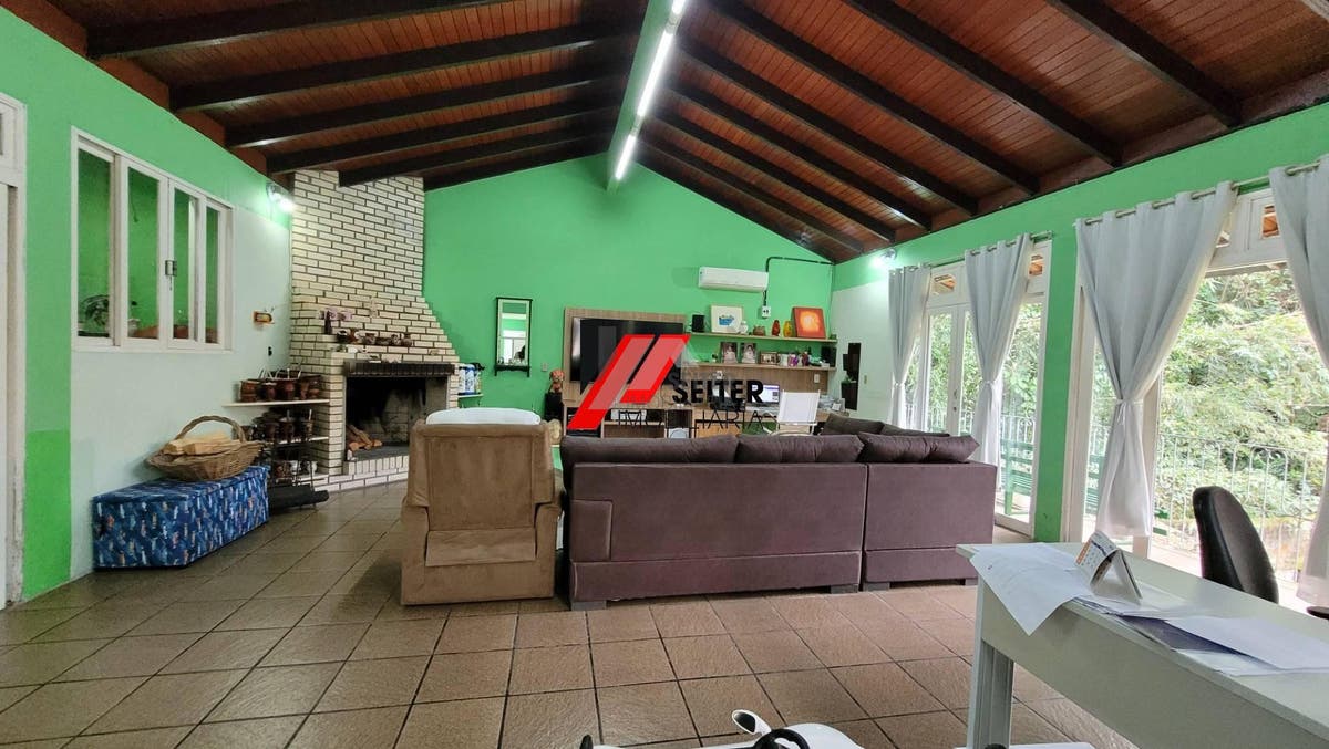 Casa com 4 quatro quartos para locação trindade florianópolis