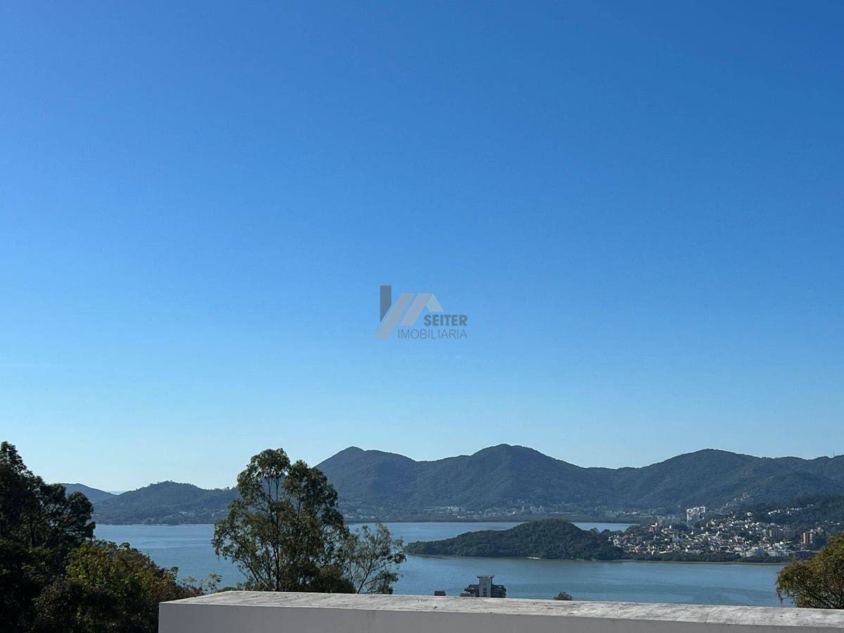 Casa para locação com 3 dormitórios sendo 1 suíte em Florianópolis Centro