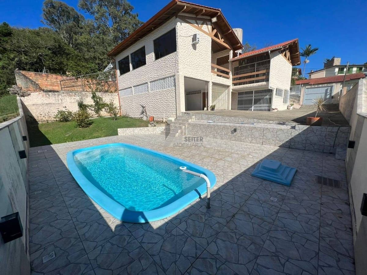 Casa para locação com 3 dormitórios sendo 1 suíte em Florianópolis Centro