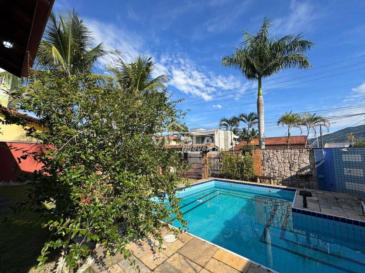 Casa com Piscina-Lado Praia-Bairro Indaiá-Caraguatatuba-Sp