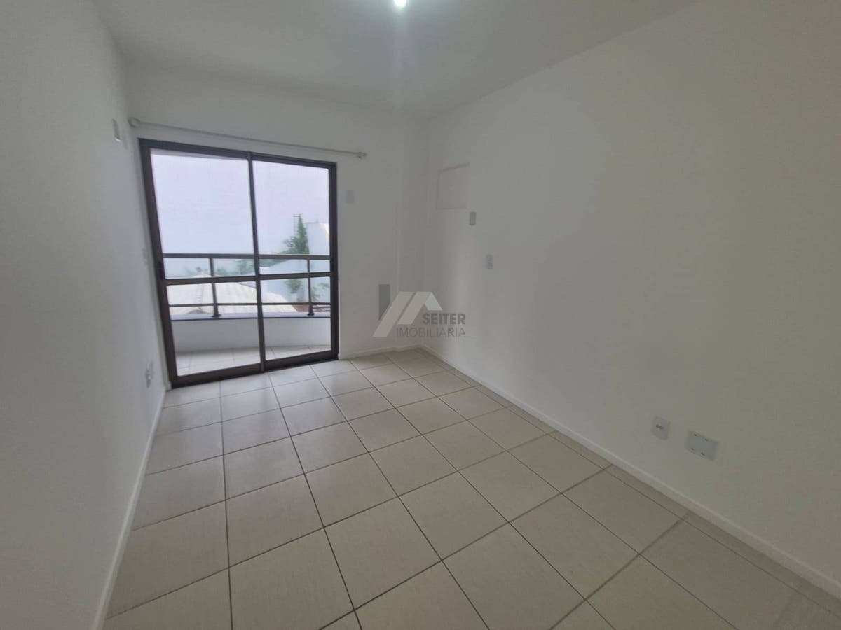 Apartamento Semi Mobiliado de 2 Dormitorios com Suite no Itacorubi