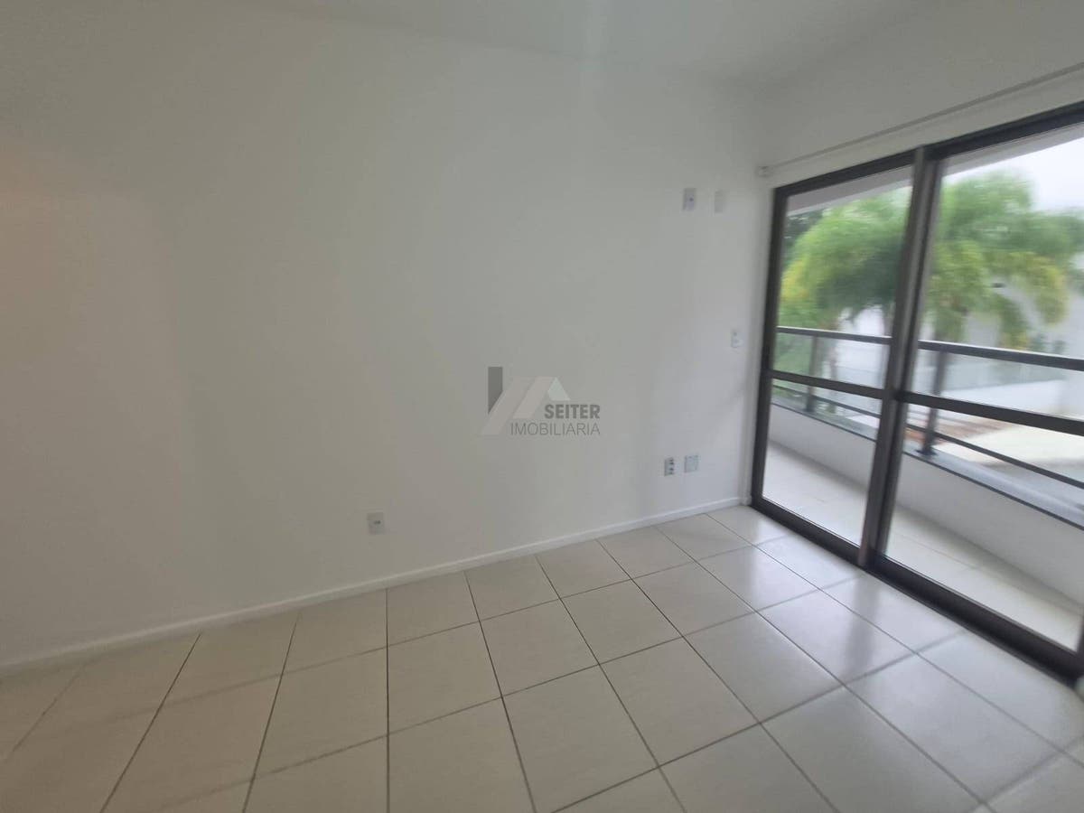 Apartamento Semi Mobiliado de 2 Dormitorios com Suite no Itacorubi