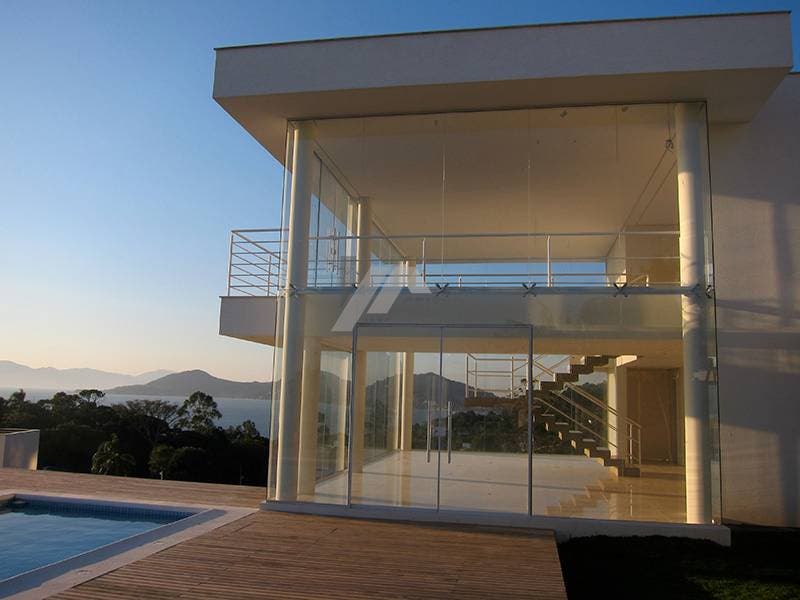 Casa com 3 dormitórios para locação no bairro Cacupé em Florianópolis