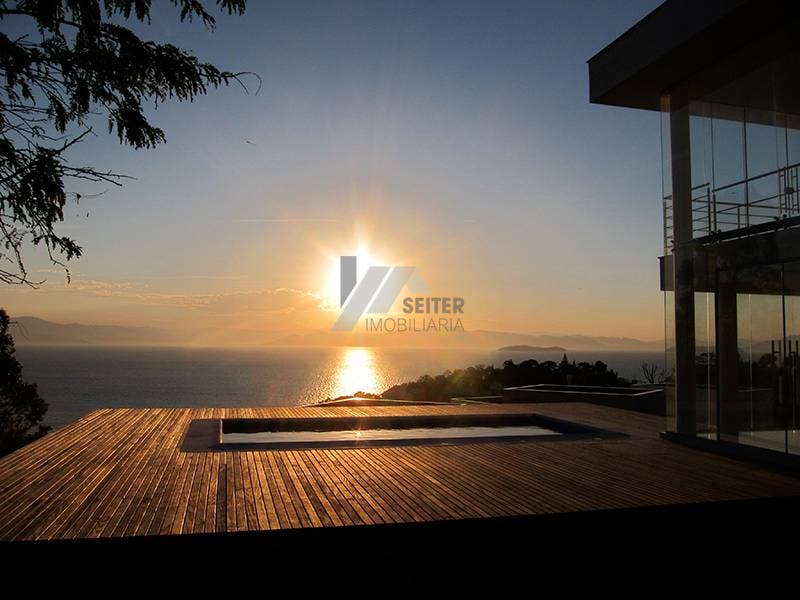 Casa com 3 dormitórios para locação no bairro Cacupé em Florianópolis