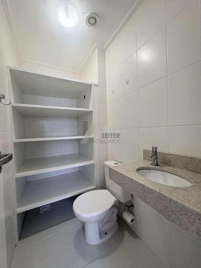 Apartamento mobiliado de 4 dormitorios sendo 2 suites com 3 vagas de garagem a venda Itacorubi