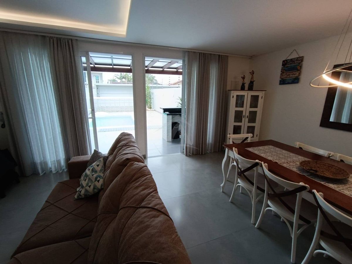 Sobrado quadra mar, com 3 quartos sendo 1 suite, cambijú