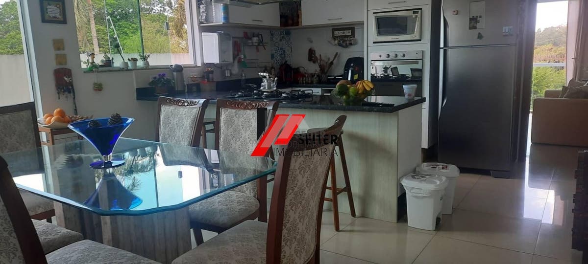 Casa a venda com 4 quartos sendo 4 suítes, 5 banheiros e 5 vagas de garagem, com area total de 279m²