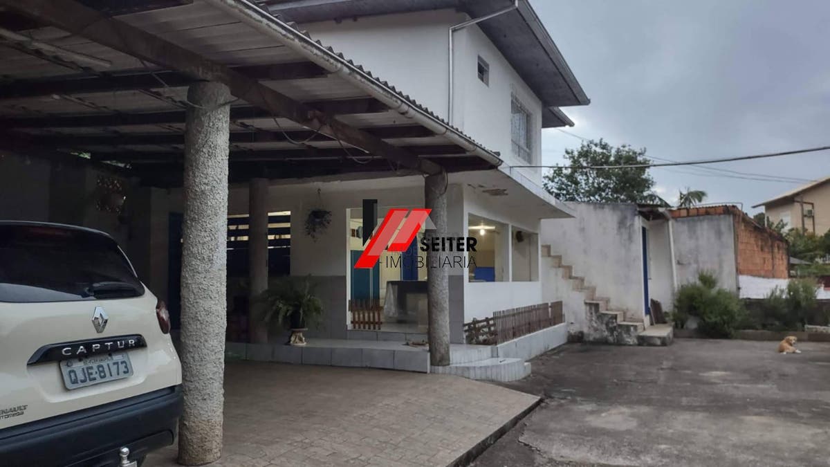 Casa à Venda em Florianópolis-SC Bairro Monte Verde com 7 Quartos