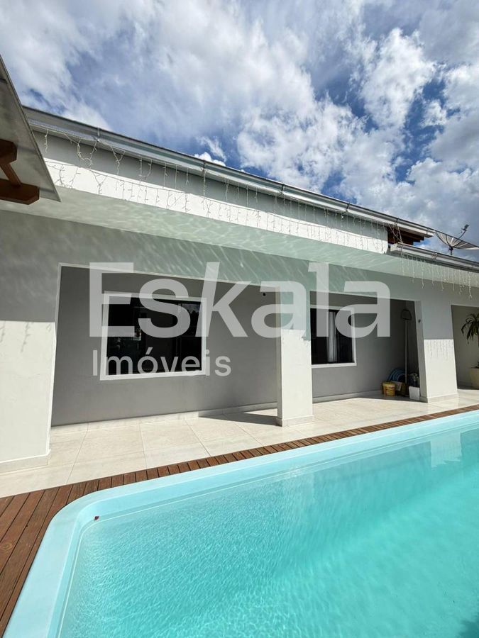 Casa Com 04 Dormitórios + 01 Suíte jaraguá Esquerdo - Jaraguá Do Sul