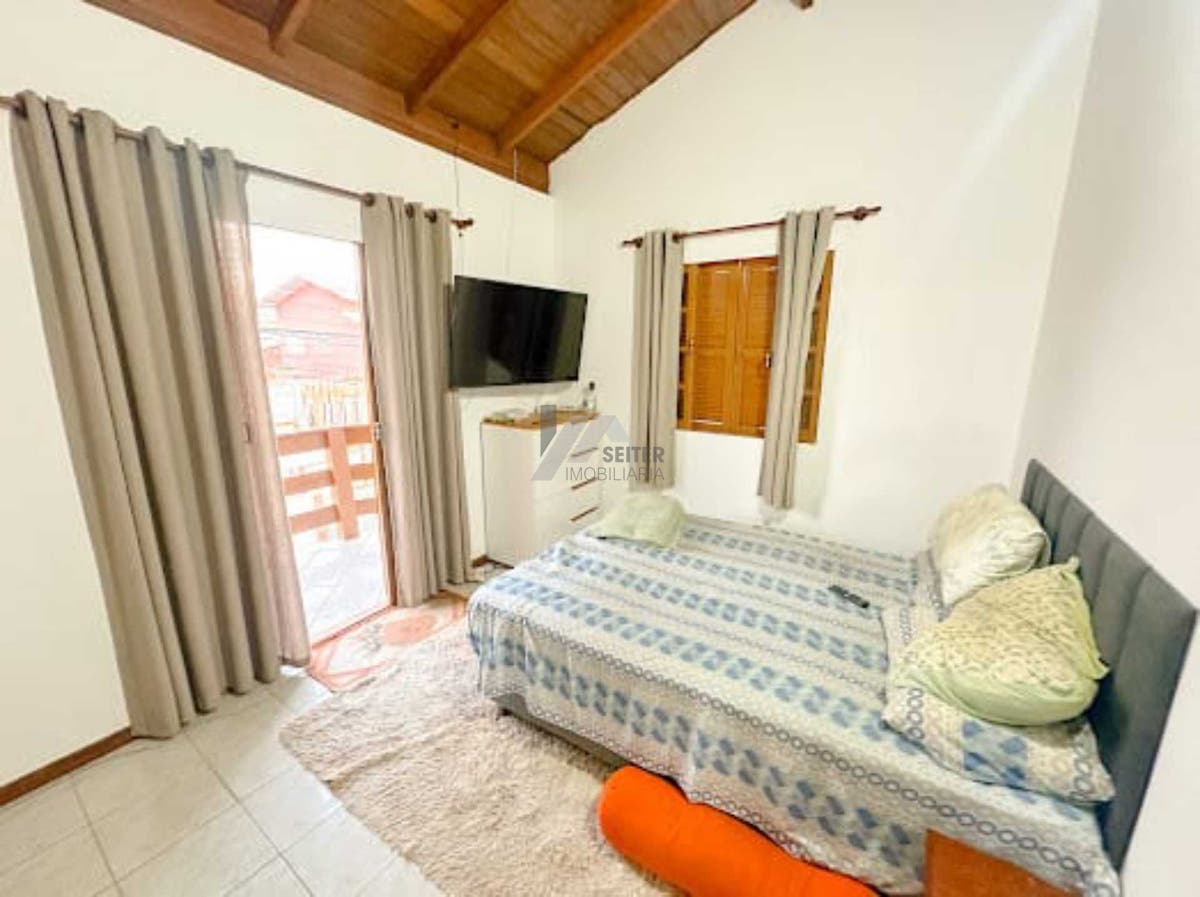 Casa de 5 dormitórios para Venda na Cachoeira do Bom Jesus- Florianópolis