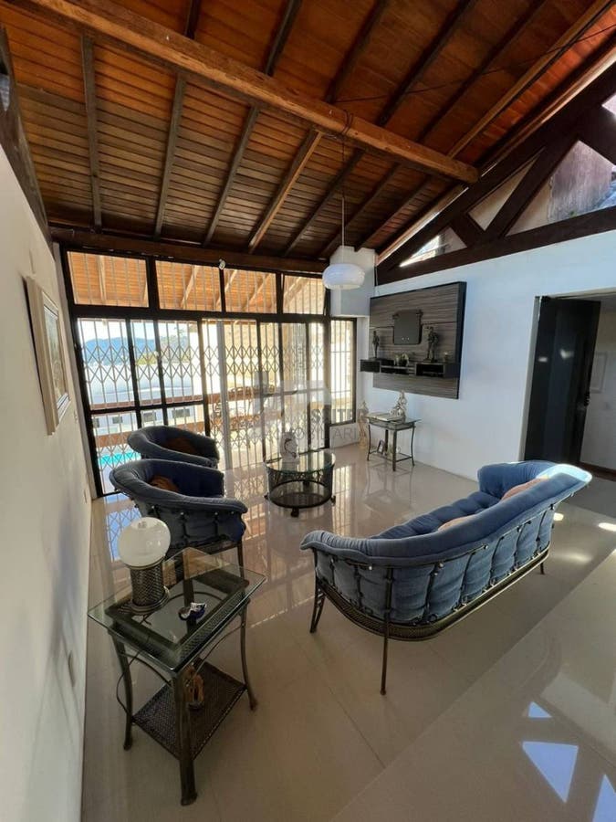 Casa para locação com 3 dormitórios sendo 1 suíte em Florianópolis Centro