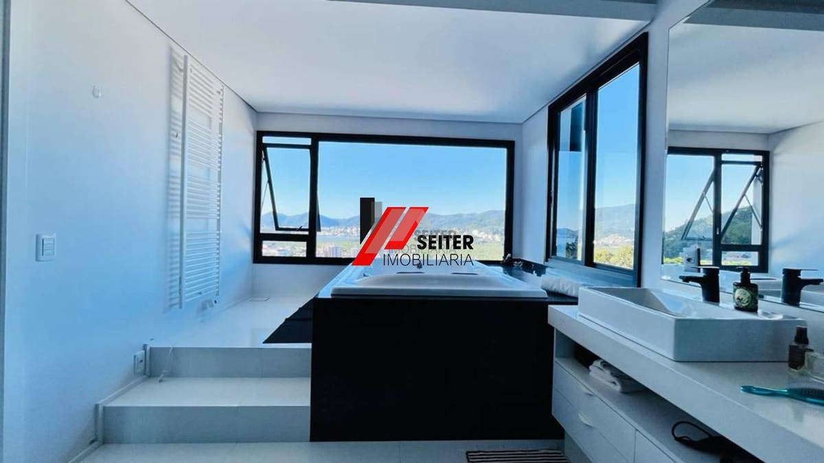 Casa com 4 quartos a venda, 285,77 de área construída Trindade