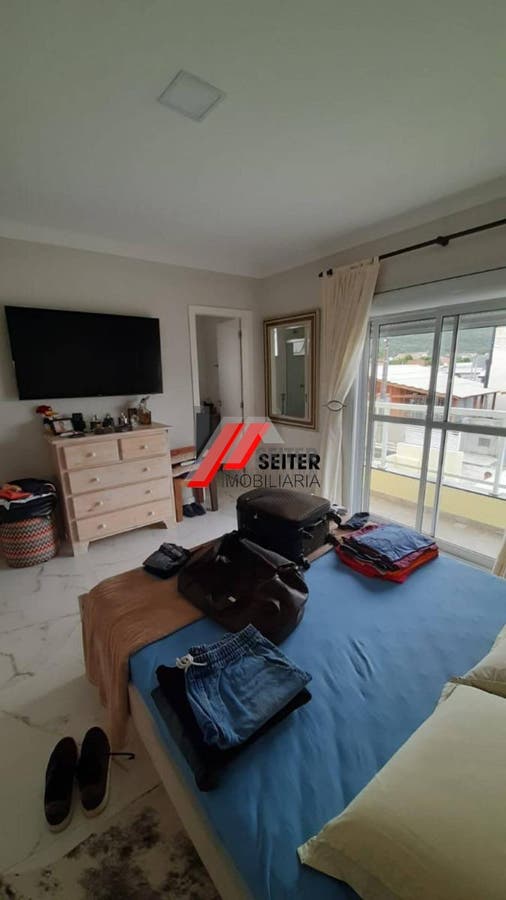 Casa de 4 dormitórios à venda no bairro Rio Vermelho em Florianópolis